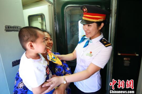 圖為列車員為旅客提供服務(wù)。(中國鐵路哈爾濱局集團(tuán)有限公司提供)
