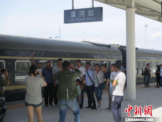 圖為旅客在漠河站合影留念。(中國鐵路哈爾濱局集團(tuán)有限公司提供)