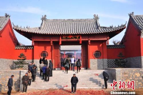 資料圖：元旦小長假期間，威海南海新區(qū)云龍山上舉辦新年廟會。　劉昌勇 攝