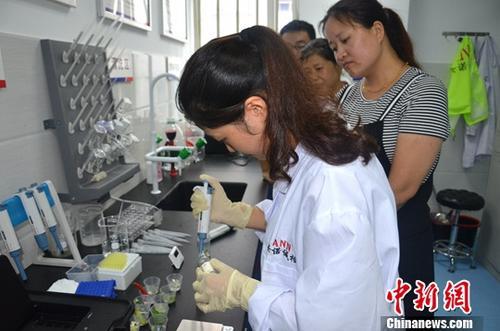 資料圖：工作人員根據(jù)消費(fèi)者要求現(xiàn)場檢驗(yàn)，共筑食品安全。<a target='_blank' ><p  align=