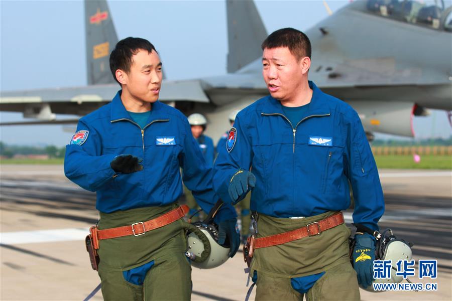 （新華全媒頭條&middot;圖文互動(dòng)）（3）戰(zhàn)鷹，為祖國(guó)奮飛&mdash;&mdash;記空軍航空兵某旅旅長(zhǎng)、特級(jí)飛行員郝井文