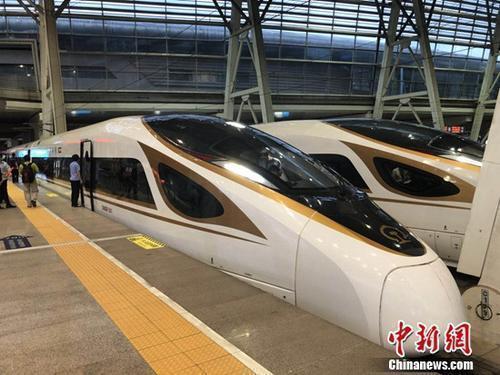 資料圖：復(fù)興號動車組在京津城際鐵路按照時速350時速達(dá)速運(yùn)行。冷昊陽 攝