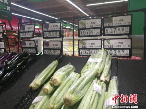 圖為超市里的蔬菜攤。正值晚間，一些菜已被人們買空。 謝藝觀 攝