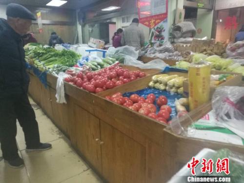 圖為北京一家社區(qū)超市里的菜攤。謝藝觀 攝