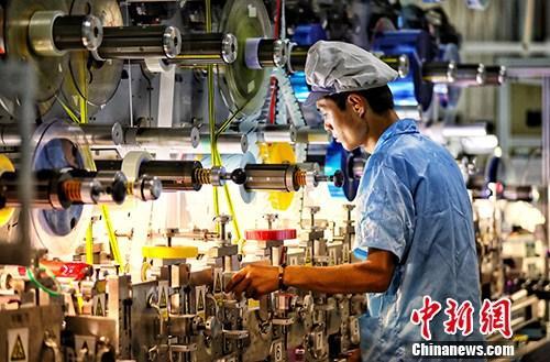 圖為江蘇鹽城一家企業(yè)內(nèi)的生產(chǎn)景象。<a target='_blank' ><p  align=