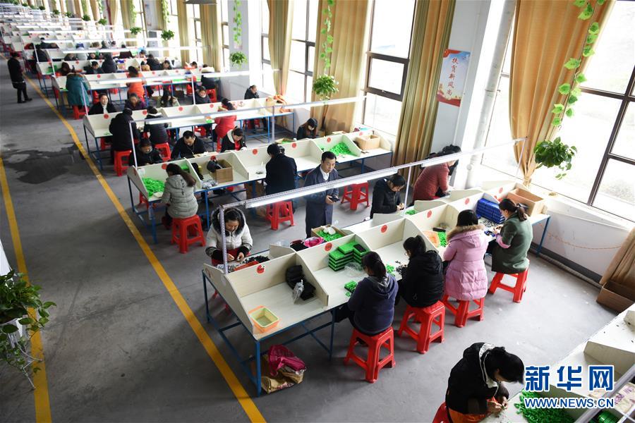 （在習(xí)近平新時代中國特色社會主義思想指引下&mdash;&mdash;新時代新作為新篇章&middot;圖文互動）（5）&ldquo;搬遷到哪里，服務(wù)就延伸到哪里&rdquo;&mdash;&mdash;貴州推進易地扶貧搬遷&ldquo;后半篇文章&rdquo; 