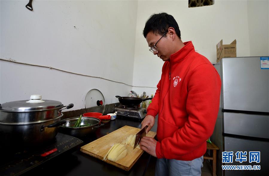 （愛國情 奮斗者&middot;圖文互動）（4） &ldquo;解民生之多艱，育天下之英才&rdquo;&mdash;&mdash;中國農(nóng)大師生扎根田野書寫奉獻(xiàn)之歌