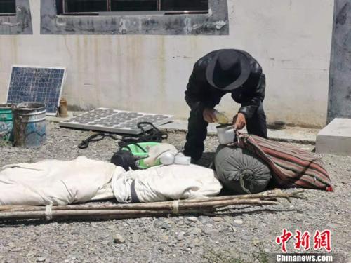 圖為黨確桑布展示以前巡邊時(shí)要帶的東西。 謝藝觀 攝