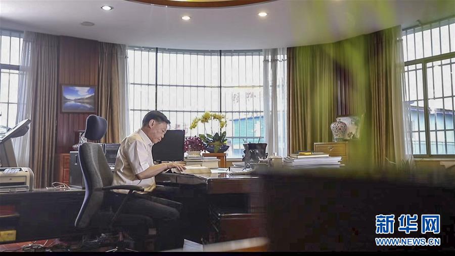 （新華全媒頭條&middot;時(shí)代先鋒&middot;圖文互動(dòng)）（6）&ldquo;要把論文寫(xiě)在大地上&rdquo;&mdash;&mdash;記&ldquo;農(nóng)民院士&rdquo;朱有勇