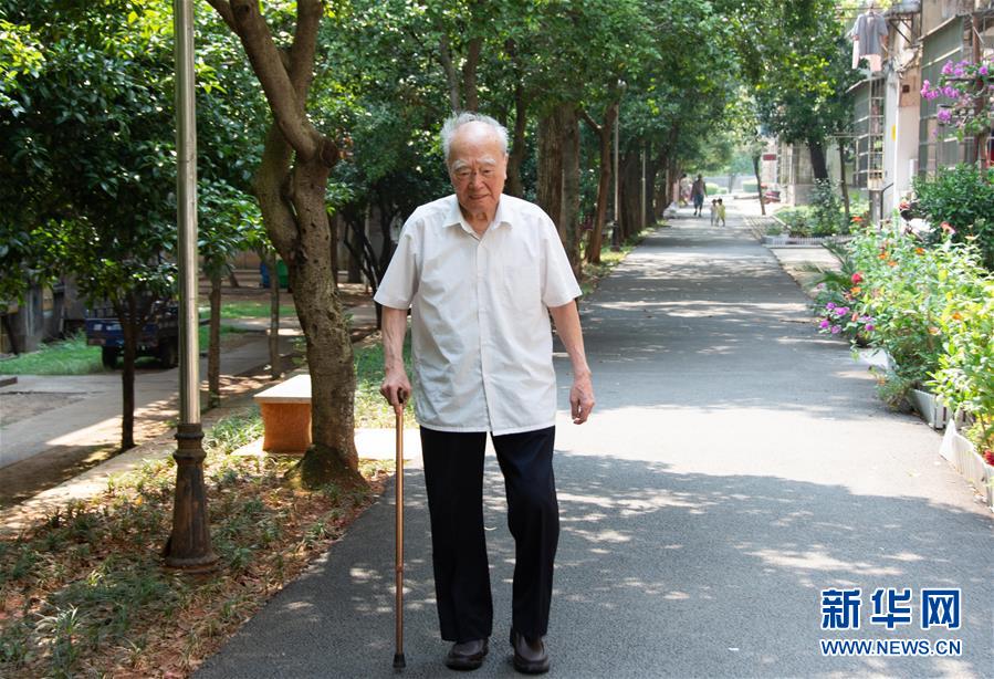 （新華全媒頭條&middot;圖文互動）（9）滄海橫流 信仰彌堅&mdash;&mdash;記共產(chǎn)黨員、湘潭大學九旬教授滄南