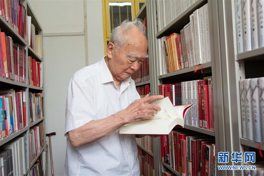 （新華全媒頭條&middot;圖文互動）（6）滄海橫流 信仰彌堅&mdash;&mdash;記共產(chǎn)黨員、湘潭大學九旬教授滄南