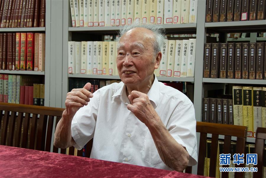 （新華全媒頭條&middot;圖文互動）（5）滄海橫流 信仰彌堅&mdash;&mdash;記共產(chǎn)黨員、湘潭大學九旬教授滄南