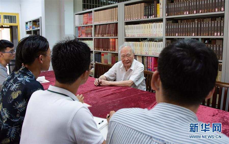 （新華全媒頭條&middot;圖文互動）（4）滄海橫流 信仰彌堅&mdash;&mdash;記共產(chǎn)黨員、湘潭大學九旬教授滄南