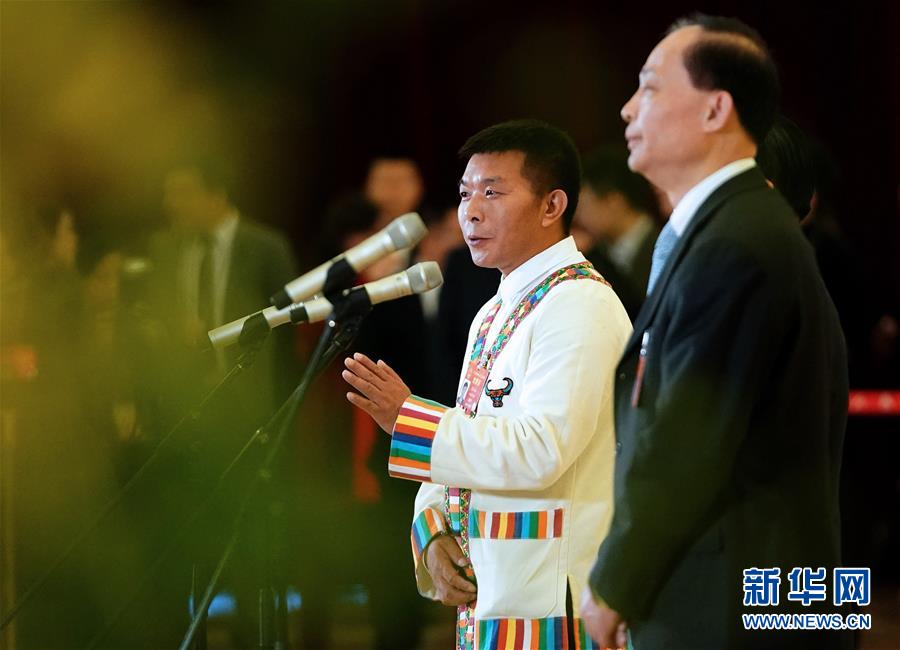（兩會(huì)&middot;面對(duì)面）（15）全國(guó)人大代表接受采訪