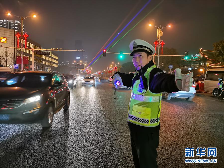 （圖文互動(dòng)）（2）不一樣的煙火&mdash;&mdash;城市基層工作者的新年第一天