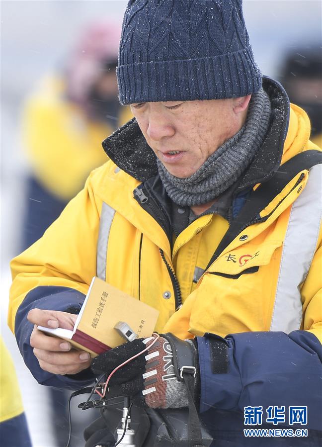 （新春走基層）（7）嚴寒下的&ldquo;鐵路醫(yī)生&rdquo;：風(fēng)雪中守護回家路