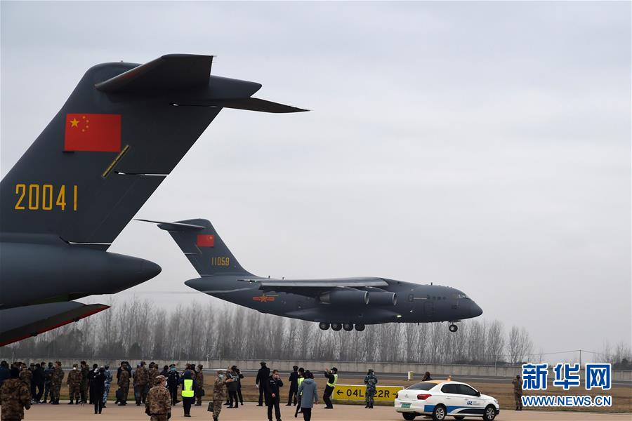 （聚焦疫情防控&middot;圖文互動(dòng)）（4）空軍出動(dòng)3型11架運(yùn)輸機(jī)多地同步向武漢空運(yùn)醫(yī)療隊(duì)員