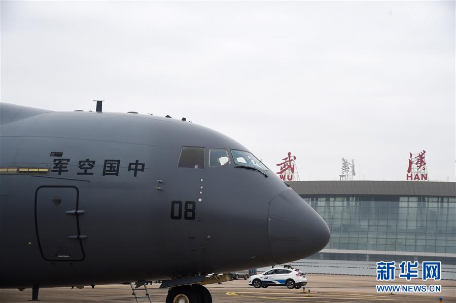 （聚焦疫情防控&middot;圖文互動(dòng)）（6）空軍出動(dòng)3型11架運(yùn)輸機(jī)多地同步向武漢空運(yùn)醫(yī)療隊(duì)員