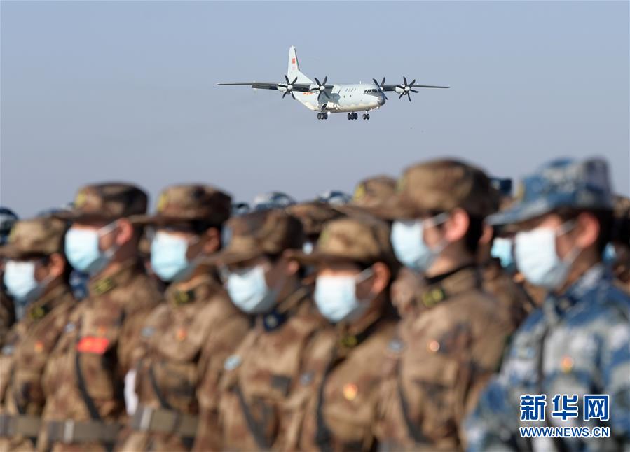 （聚焦疫情防控&middot;圖文互動）（1）空軍第四次向武漢大規(guī)模空運醫(yī)療隊員和物資