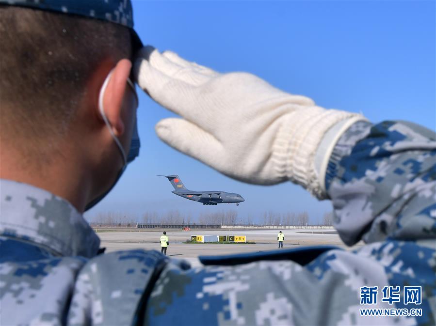（聚焦疫情防控&middot;圖文互動）（3）空軍第四次向武漢大規(guī)?？者\醫(yī)療隊員和物資