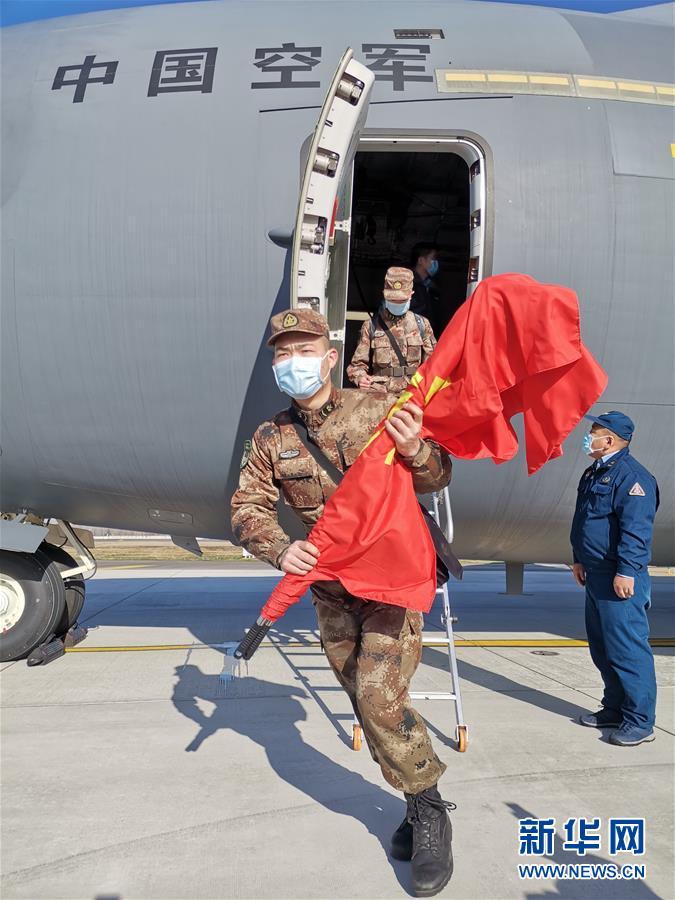 （聚焦疫情防控&middot;圖文互動）（5）空軍第四次向武漢大規(guī)模空運醫(yī)療隊員和物資