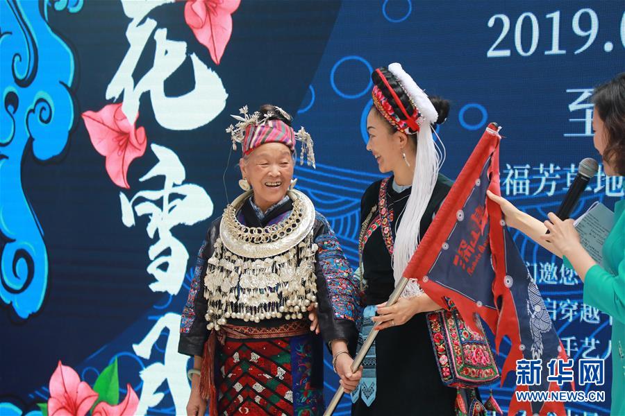 （脫貧攻堅(jiān)風(fēng)采錄&middot;帶頭人&middot;圖文互動(dòng)）（1）背著娃繡著花 養(yǎng)活自己養(yǎng)活家&mdash;&mdash;夏華和13000名大山繡娘的&ldquo;中國(guó)夢(mèng)&rdquo;