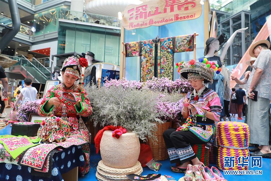 （脫貧攻堅(jiān)風(fēng)采錄&middot;帶頭人&middot;圖文互動(dòng)）（4）背著娃繡著花 養(yǎng)活自己養(yǎng)活家&mdash;&mdash;夏華和13000名大山繡娘的&ldquo;中國(guó)夢(mèng)&rdquo;