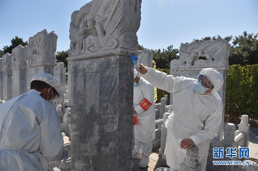 （圖文互動）（1）網(wǎng)上預(yù)約、分時祭掃、代祭服務(wù)&mdash;&mdash;北京八寶山人民公墓清明祭掃見聞