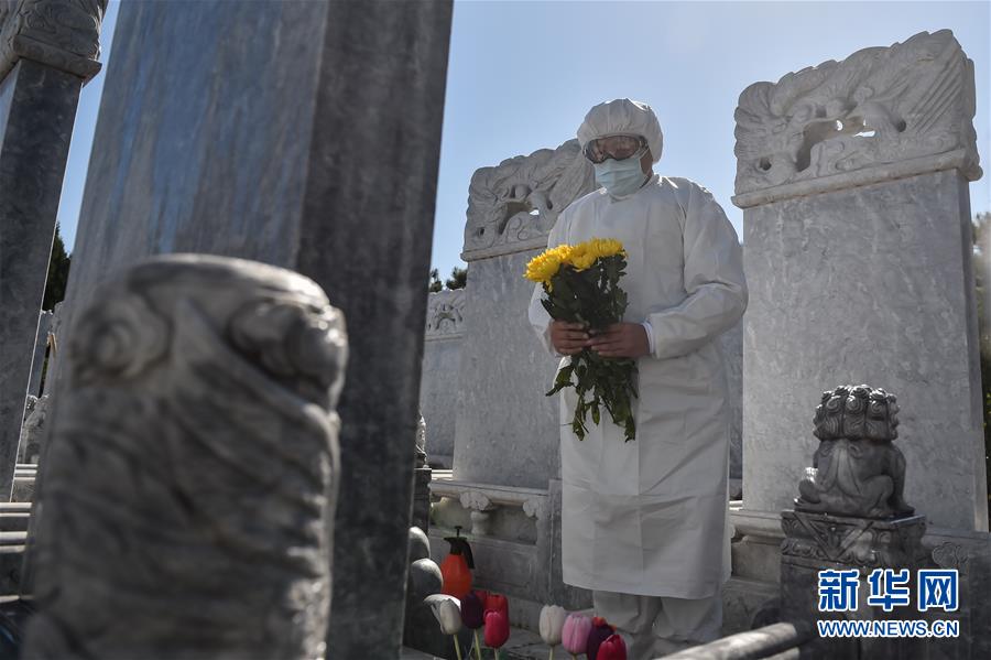 （圖文互動）（3）網(wǎng)上預(yù)約、分時祭掃、代祭服務(wù)&mdash;&mdash;北京八寶山人民公墓清明祭掃見聞