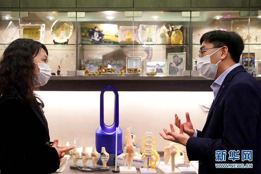 （香港故事&middot;圖文互動）（2）從&ldquo;非典&rdquo;到新冠，一位香港醫(yī)生親歷的兩次抗疫