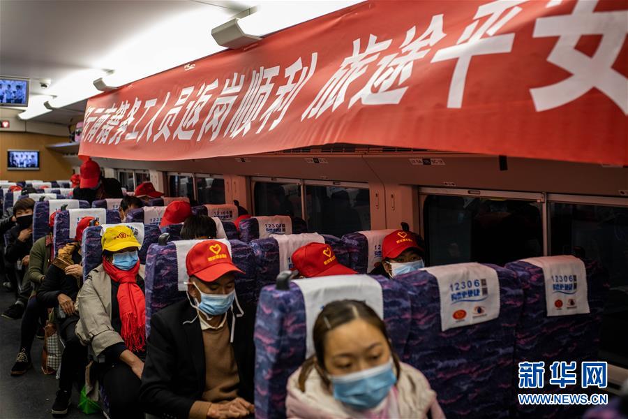 （在習近平新時代中國特色社會主義思想指引下&mdash;&mdash;新時代新作為新篇章&middot;習近平總書記關切事&middot;圖文互動）（1）讓貧困勞動力端穩(wěn)就業(yè)的&ldquo;飯碗&rdquo;&mdash;&mdash;各地就業(yè)扶貧不松勁鞏固脫貧成果