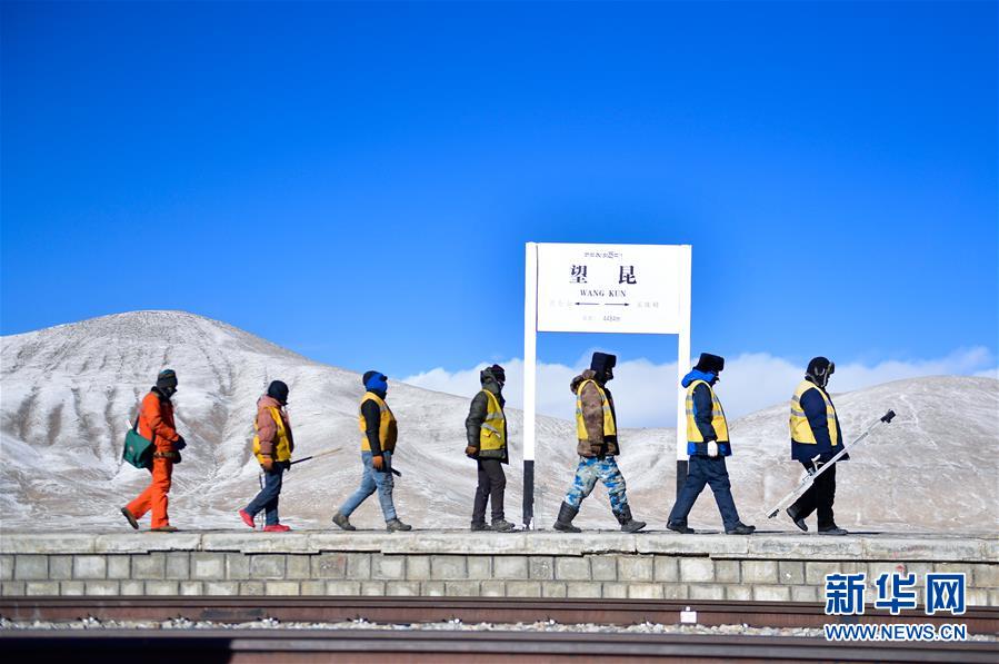 （新華全媒頭條&middot;圖文互動(dòng)）（2）用腳步和忠誠(chéng)守護(hù)雪域天路&mdash;&mdash;記青藏鐵路望昆線路車間副主任于本蕃