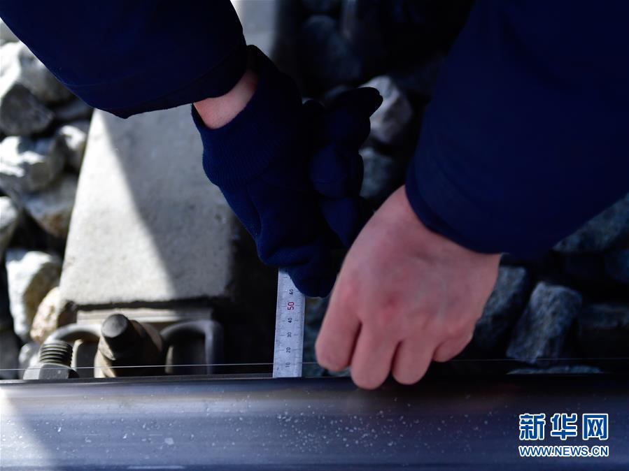（新華全媒頭條&middot;圖文互動(dòng)）（10）用腳步和忠誠(chéng)守護(hù)雪域天路&mdash;&mdash;記青藏鐵路望昆線路車間副主任于本蕃