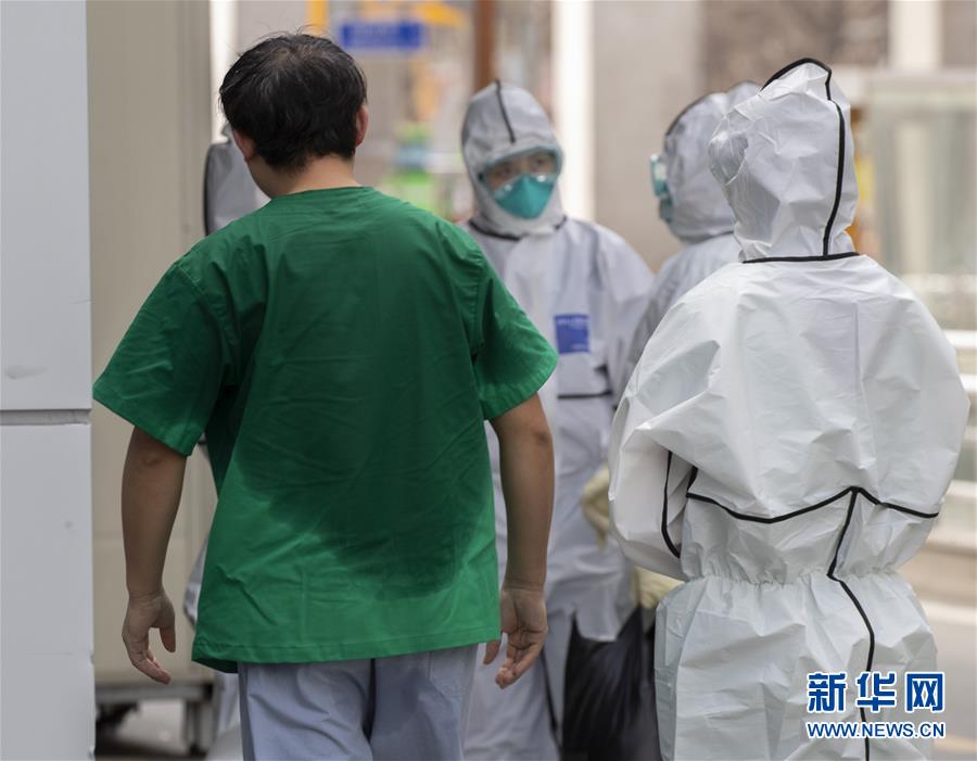  （新華全媒頭條&middot;圖文互動）（10）白衣執(zhí)甲為蒼生&mdash;&mdash;全球抗疫戰(zhàn)場醫(yī)護人員群像