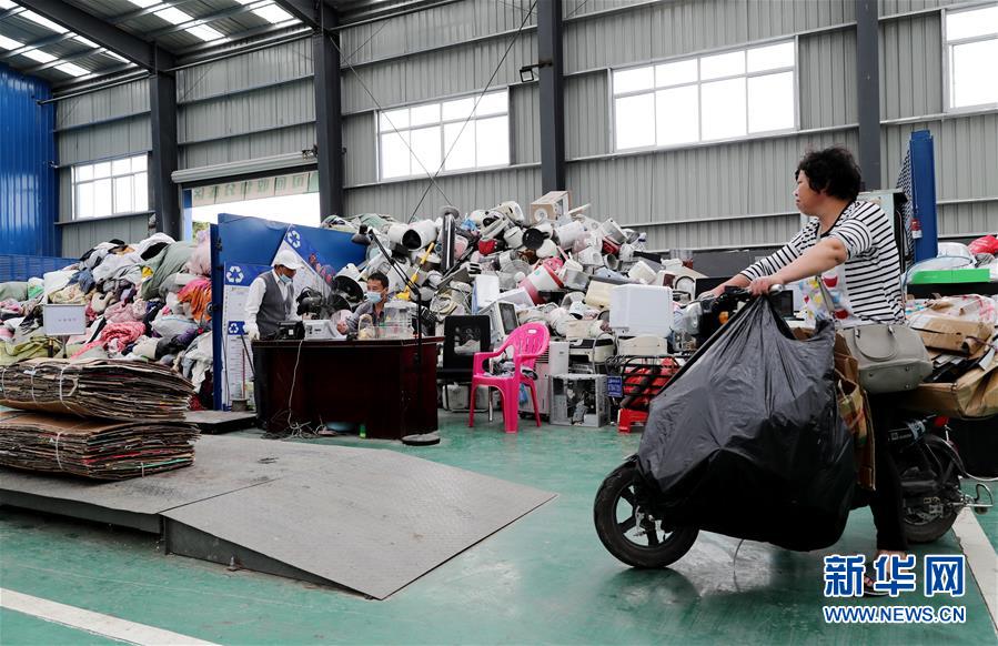 （新華全媒頭條&middot;圖文互動）（9）演繹新時尚 答好治理卷&mdash;&mdash;上海實施垃圾分類效果追蹤