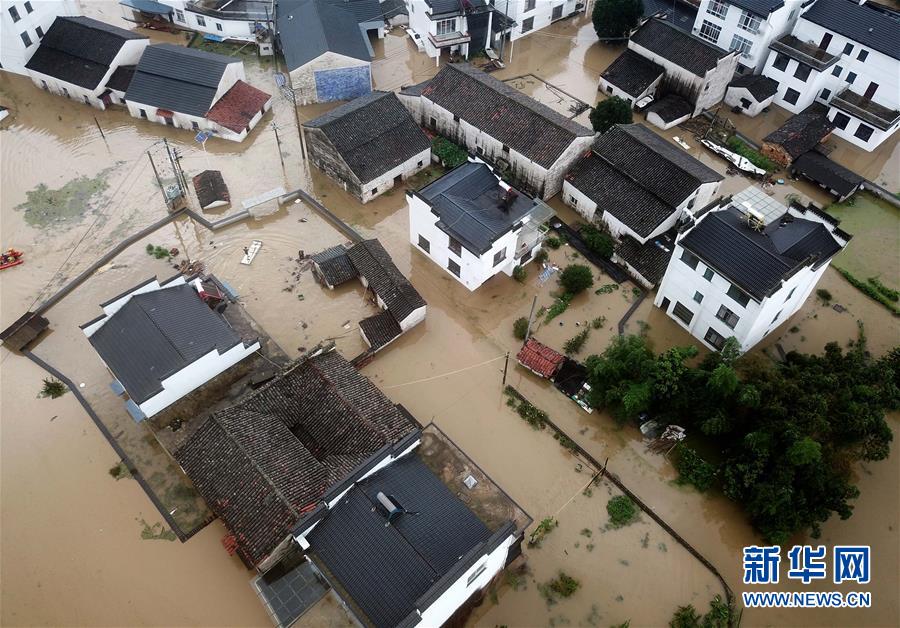 #（環(huán)境）（2）安徽黃山：暴雨引發(fā)洪澇災害 被困群眾及時轉移