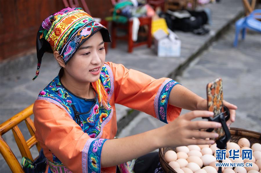 （新華全媒頭條&middot;走向我們的小康生活&middot;圖文互動(dòng)）（6）那山，那人，那苗寨&mdash;&mdash;十八洞村三代人的奮斗史