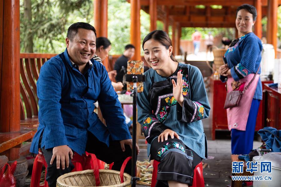 （新華全媒頭條&middot;走向我們的小康生活&middot;圖文互動(dòng)）（10）那山，那人，那苗寨&mdash;&mdash;十八洞村三代人的奮斗史