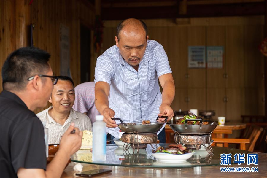 （新華全媒頭條&middot;走向我們的小康生活&middot;圖文互動(dòng)）（9）那山，那人，那苗寨&mdash;&mdash;十八洞村三代人的奮斗史