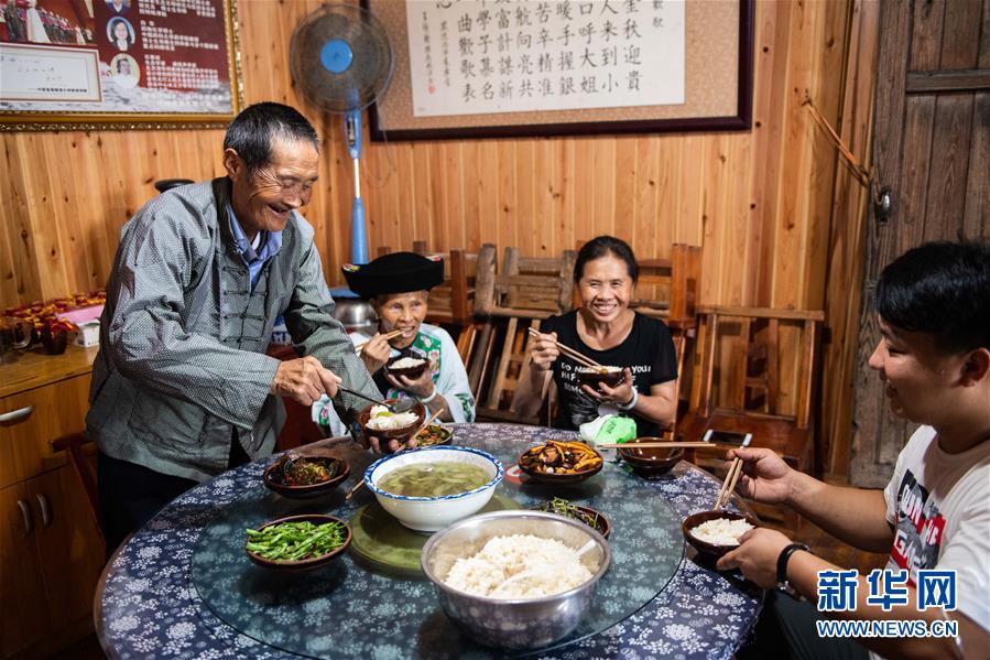 （新華全媒頭條&middot;走向我們的小康生活&middot;圖文互動(dòng)）（2）那山，那人，那苗寨&mdash;&mdash;十八洞村三代人的奮斗史