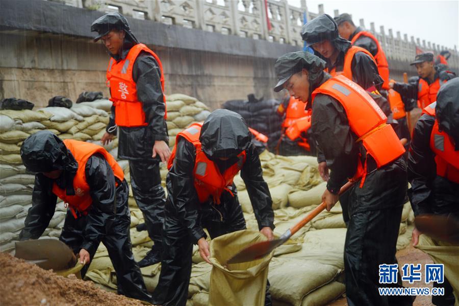 （防汛抗洪&middot;圖文互動(dòng)）（1）洪水不退，子弟兵誓死不退&mdash;&mdash;解放軍和武警部隊(duì)官兵參與洪澇災(zāi)害搶險(xiǎn)救援記事