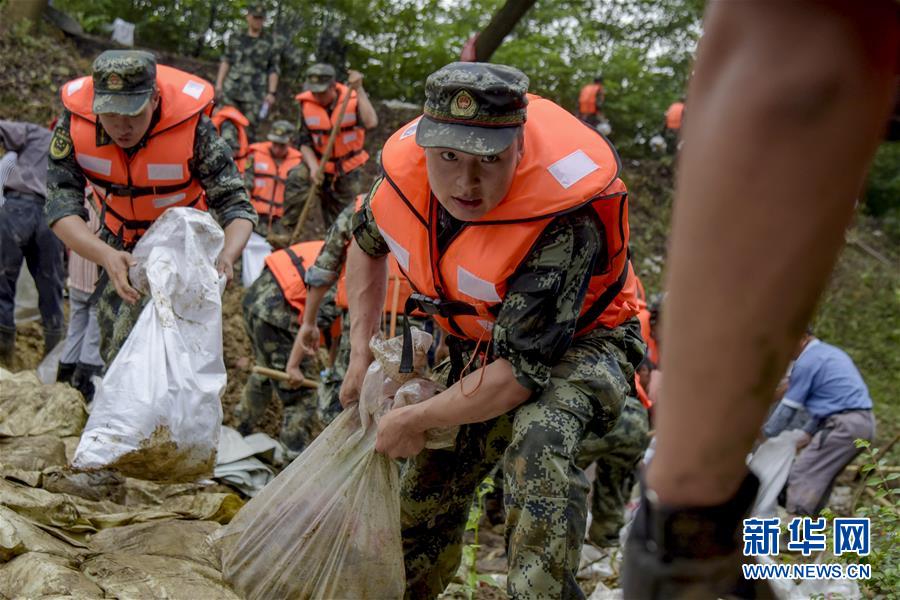 （防汛抗洪&middot;圖文互動(dòng)）（6）洪水不退，子弟兵誓死不退&mdash;&mdash;解放軍和武警部隊(duì)官兵參與洪澇災(zāi)害搶險(xiǎn)救援記事