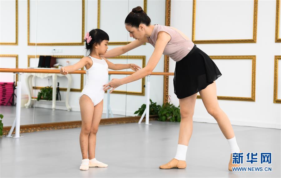 （在習(xí)近平新時(shí)代中國(guó)特色社會(huì)主義思想指引下&mdash;&mdash;新時(shí)代新作為新篇章&middot;習(xí)近平總書(shū)記關(guān)切事&middot;圖文互動(dòng)）（10）感受開(kāi)放新魅力&mdash;&mdash;海南自由貿(mào)易港建設(shè)開(kāi)局觀察