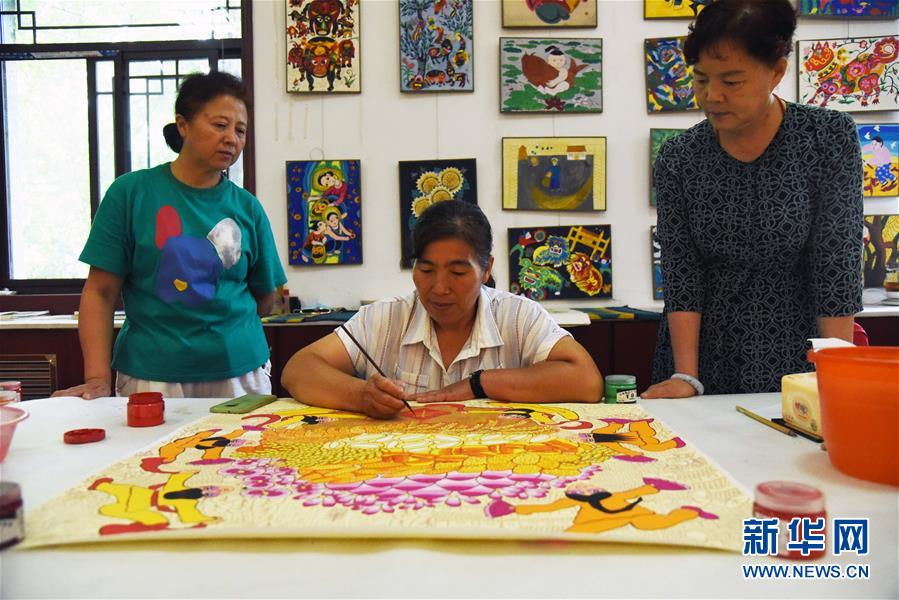 （走向我們的小康生活&middot;圖文互動）（1）放下鋤頭拿畫筆&mdash;&mdash;山東青州農(nóng)民畫繪出美好新生活