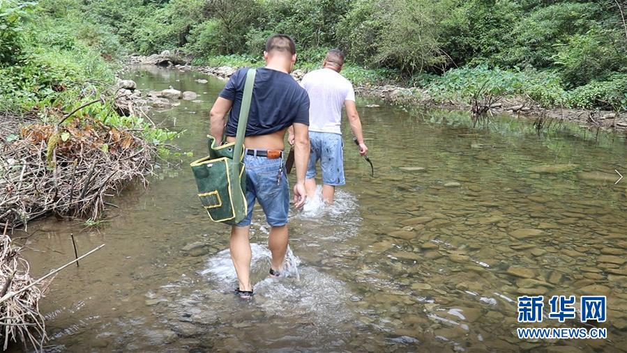 （高溫下的勞動(dòng)者&middot;圖文互動(dòng)）（1）高溫襲來(lái)，他們用雙手守護(hù)貧困大山