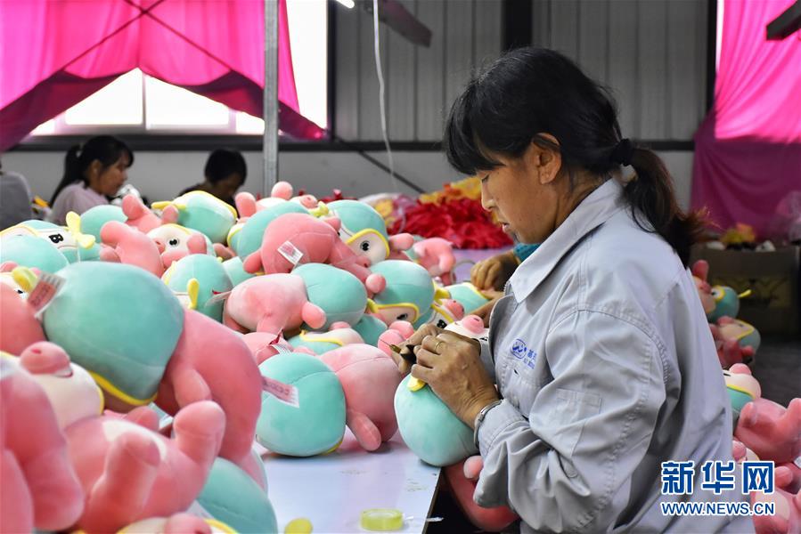 （決戰(zhàn)決勝脫貧攻堅(jiān)&middot;圖文互動(dòng)）（2）勤英&ldquo;三板斧&rdquo; 劈開(kāi)山窩窩