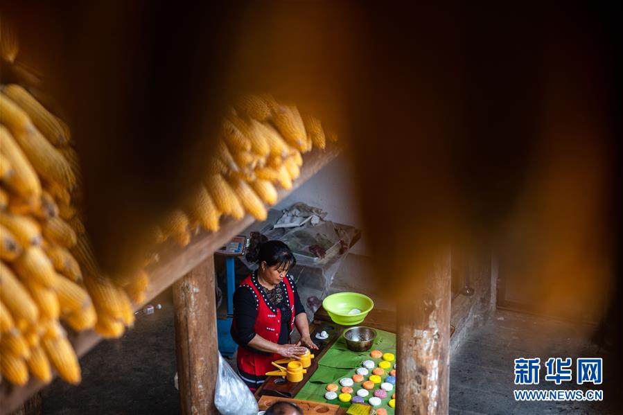 （新華全媒頭條&middot;決戰(zhàn)決勝脫貧攻堅(jiān)&middot;督戰(zhàn)未摘帽貧困縣&middot;圖文互動(dòng)）（9）脫貧的歌聲&mdash;&mdash;云南直過(guò)民族和人口較少民族共入新時(shí)代