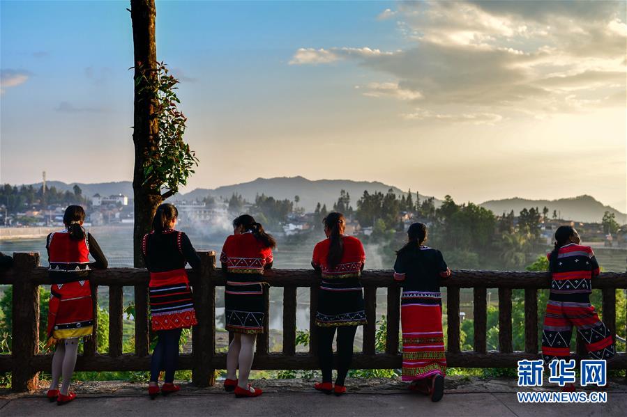 （新華全媒頭條&middot;決戰(zhàn)決勝脫貧攻堅(jiān)&middot;督戰(zhàn)未摘帽貧困縣&middot;圖文互動(dòng)）（13）脫貧的歌聲&mdash;&mdash;云南直過(guò)民族和人口較少民族共入新時(shí)代