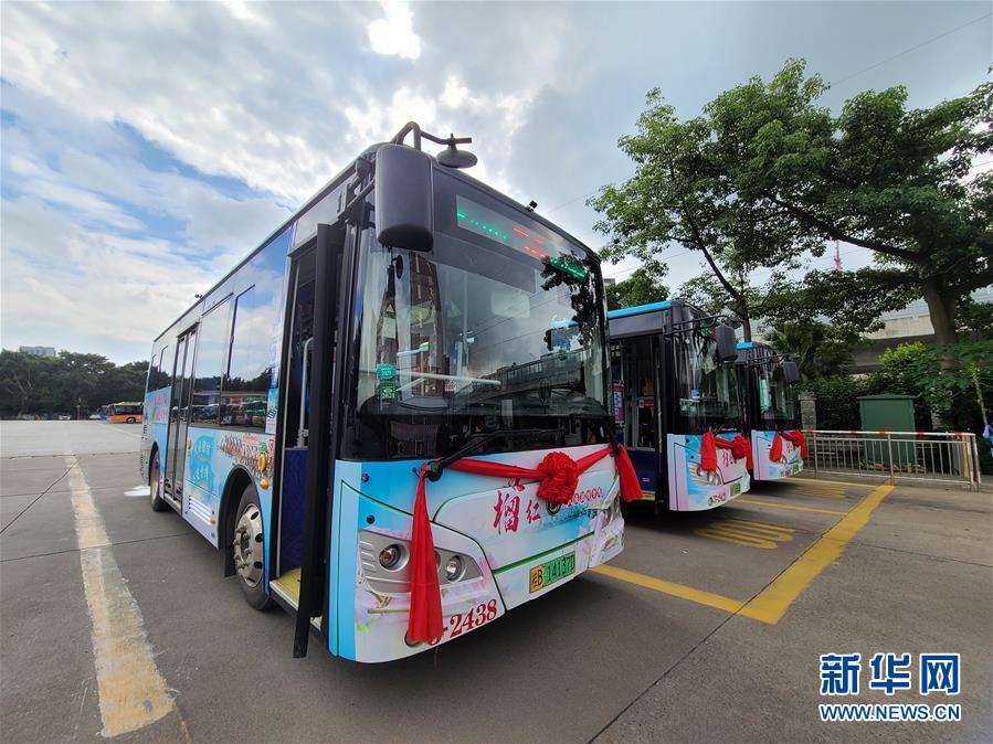 （圖文互動）（1）&ldquo;石榴紅&rdquo;里的民族情&mdash;&mdash;廣西柳州首發(fā)民族團結(jié)公交專線見聞