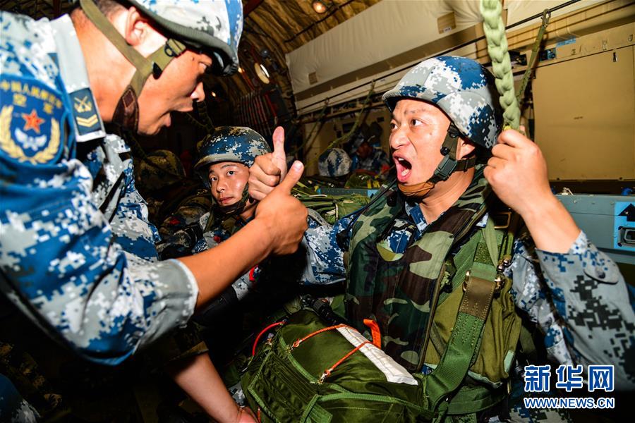 （在習近平強軍思想指引下&middot;我們在戰(zhàn)位報告&middot;圖文互動）（3）朵朵傘花綻放，勝戰(zhàn)精兵天降&mdash;&mdash;空降兵部隊某旅教導員余海龍帶領官兵傳承黃繼光精神記事